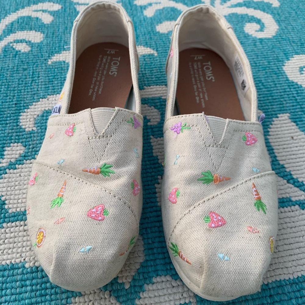 Barely worn TOM’S. Unique pattern 🥕 🍓  🍋  🍇